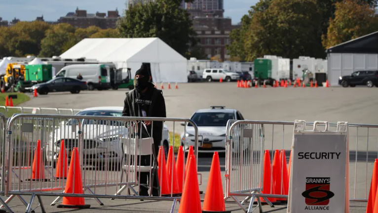Hombre es apuñalado afuera del refugio para migrantes en Randall’s Island