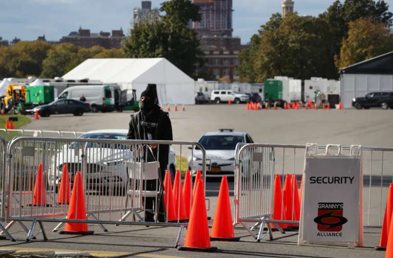 Las tiendas de campaña construidas en la isla Randall de Nueva York para los inmigrantes recién llegados permanecen en un descampado el 19 de octubre de 2022 en Nueva York.