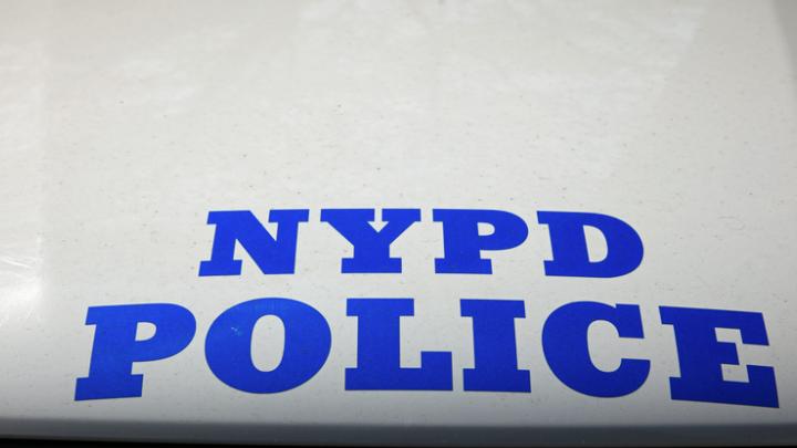 Niña de 13 años es apuñalada afuera de una estación de metro en Brooklyn; buscan a 3 adolescentes