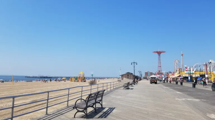 Mujer es violada a punta de cuchillo por 2 hombres cerca del paseo marítimo de Coney Island