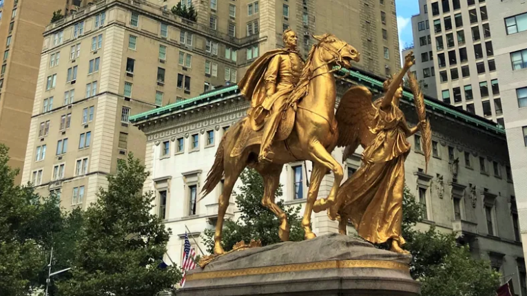 Asaltan a punta de pistola a tres personas, incluido un niño de 15 años, en Grand Army Plaza: el robo más reciente en Central Park