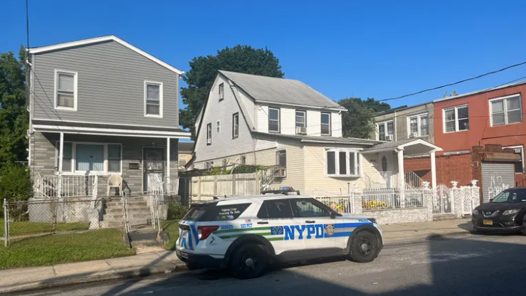 Hombre es acusado de asesinar a su tía con una escoba en Queens