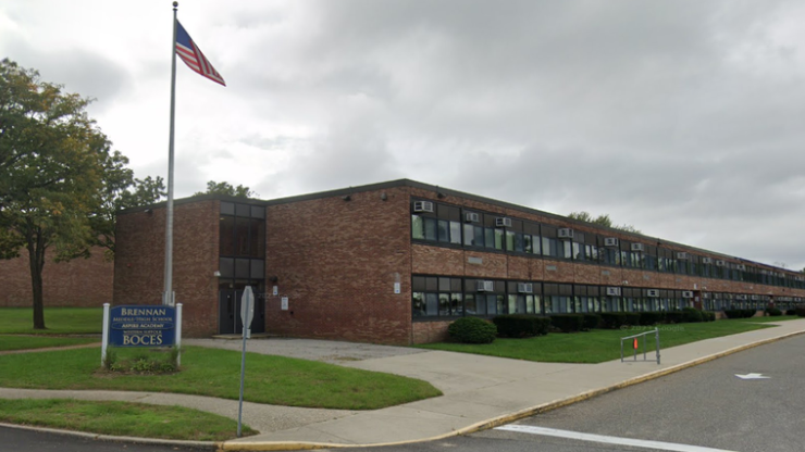 Arrestan a joven de 15 años por amenazar con tiroteo en secundaria de Long Island