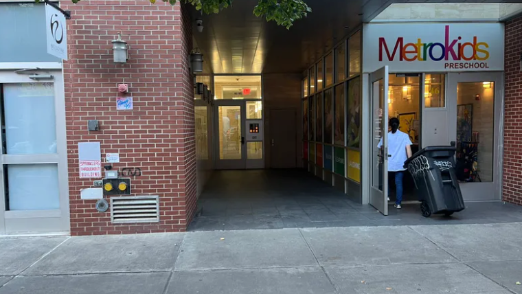 Mujer de 57 años muere tras recibir un disparo en la cabeza durante intento de robo en edificio en Chinatown