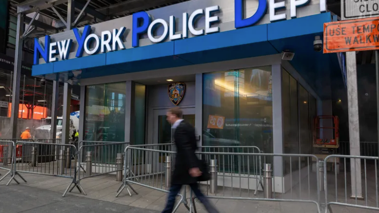 Hombre de 39 años recibe un disparo en la pierna en Times Square; 3 detenidos