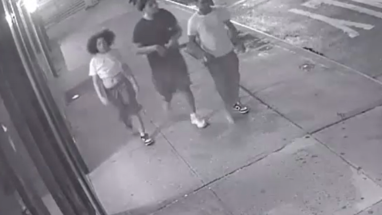 Víctima de paliza, de 36 años, se sube a un taxi amarillo para escapar de sus atacantes en Midtown