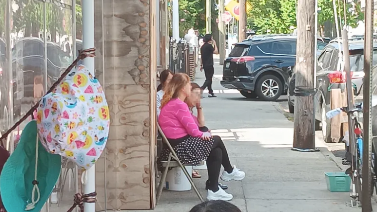 Padres de Queens dicen que un burdel en Roosevelt Avenue opera cerca de escuelas primarias
