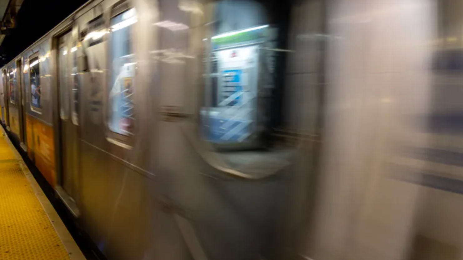 Hombre de 45 años apuñalado en el pecho mientras viajaba en el metro en el Bronx