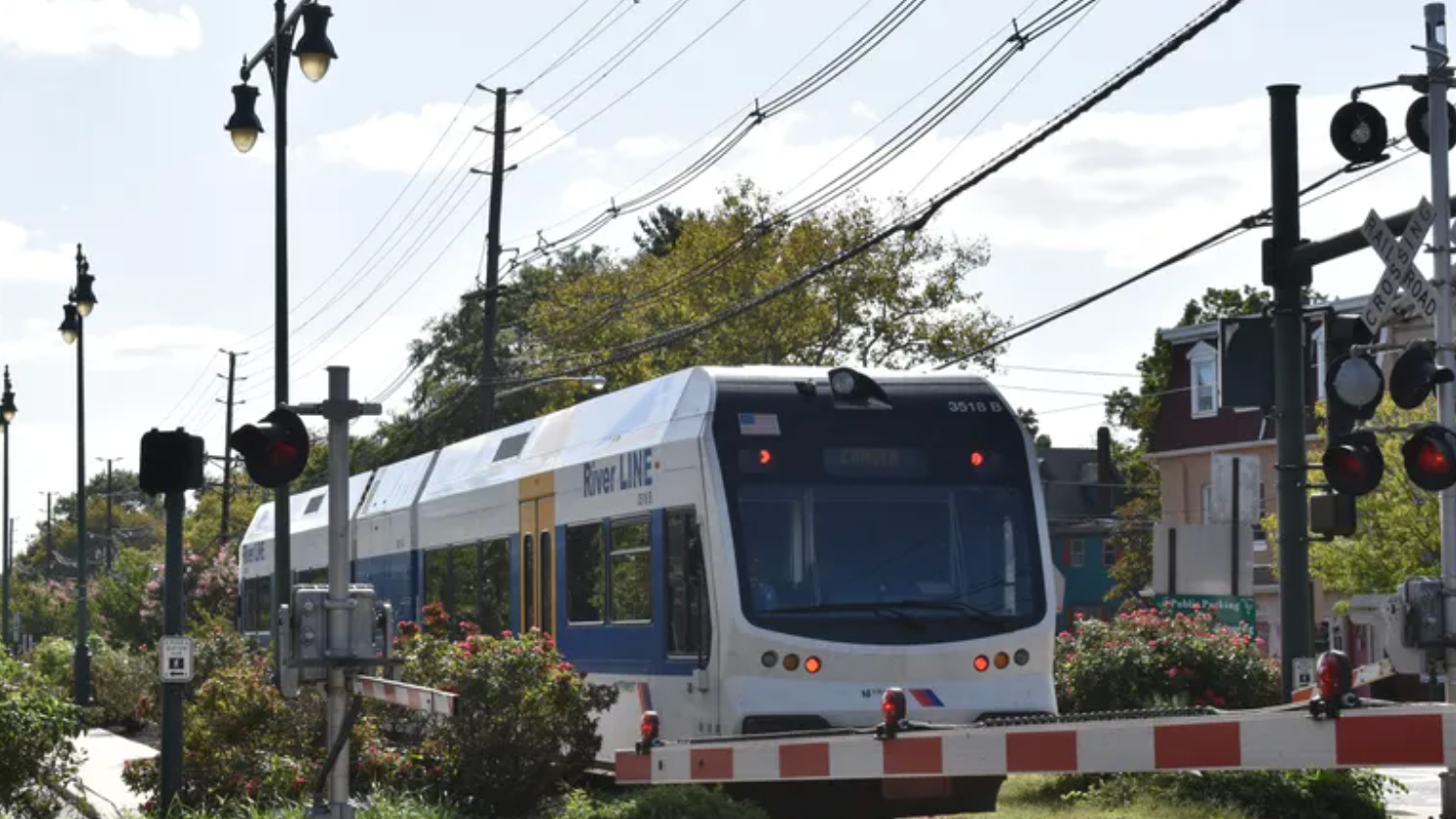 1 muerto y 23 heridos luego de que un tren del light rail se estrellase contra un árbol