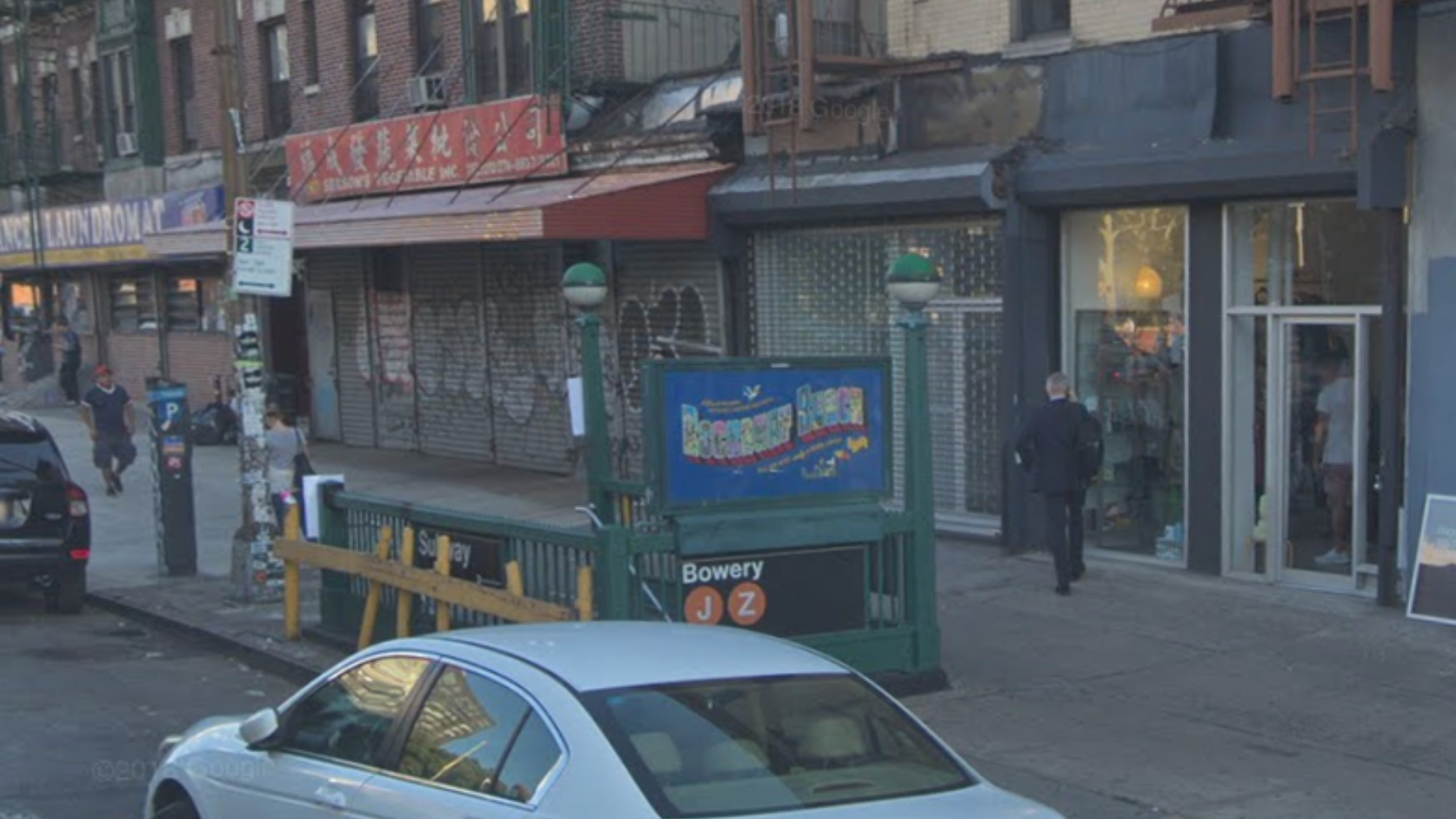 Hombre arrestado tras golpear a una persona con un palo en estación del metro en el Lower East Side
