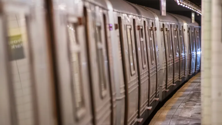 APUÑALAMIENTO EN EL METRO DE NYC: Hombre sufre heridas en el pecho y el brazo