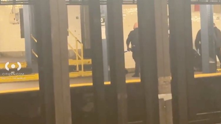 BRUTAL ATAQUE EN EL METRO: Hombre es acusado de pisotear más de 20 veces la cabeza de su víctima en una estación de Midtown