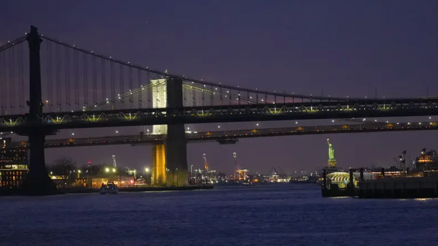 Encuentran restos humanos dentro de una maleta en el East River