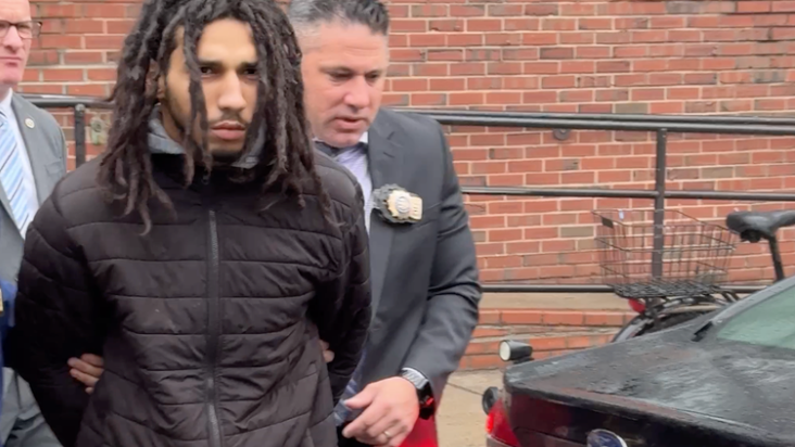 Pelea por comida termina en tragedia: Hombre de NYC arrestado por asesinar y decapitar a su compañero de cuarto; el cuerpo fue hallado en una maleta en el East River