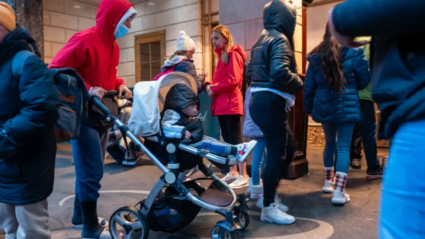 NYC cerrará el albergue para migrantes del Hotel Roosevelt, marcando un 'hito' en la crisis de solicitantes de asilo