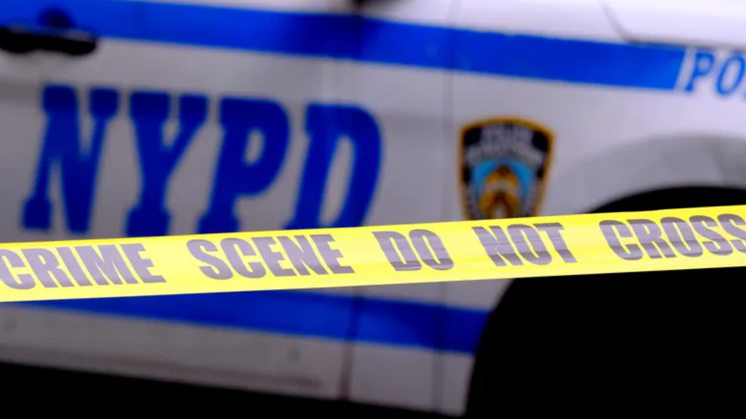 Hombre es acusado de asesinato tras el hallazgo de una mujer de 64 años golpeada frente a su casa en Queens