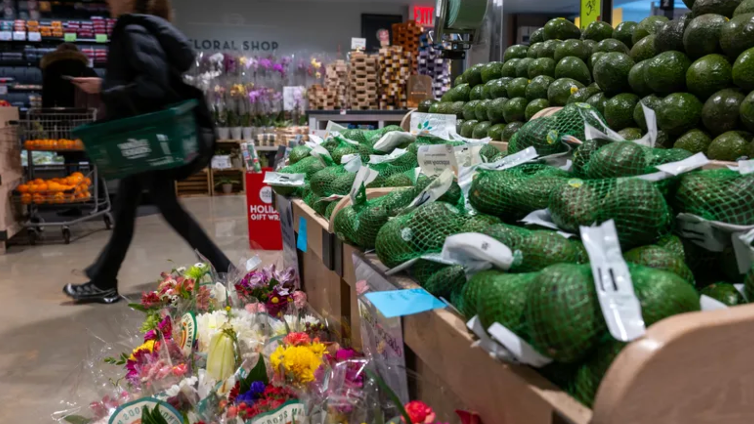 El aumento en los precios de los alimentos lleva a más de la mitad de los neoyorquinos a endeudarse mientras recortan la asistencia federal