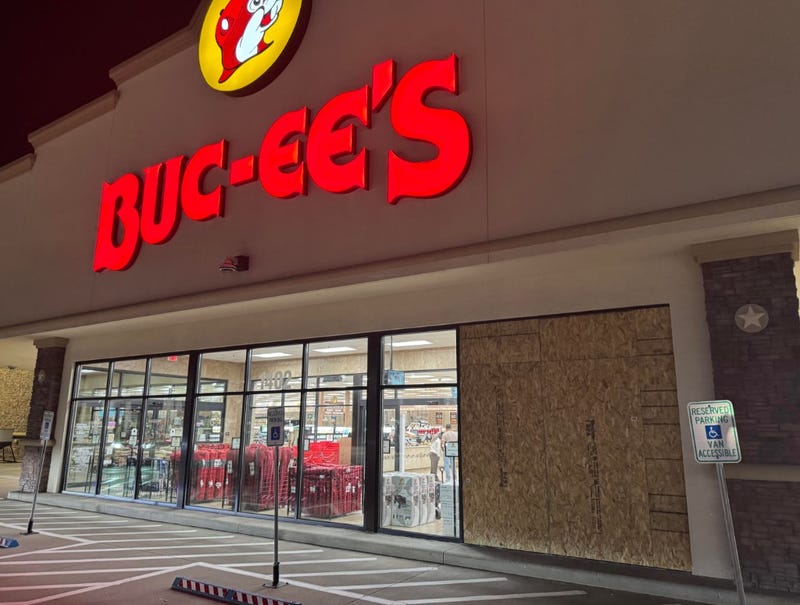 A man suspected of killing three people in Mabank is in critical condition after crashing a van into a Buc-ee’s store in Ennis and shooting himself, according to police. The crash happened Friday morning at the busy travel center along Interstate 45, about 35 miles south of Dallas.
