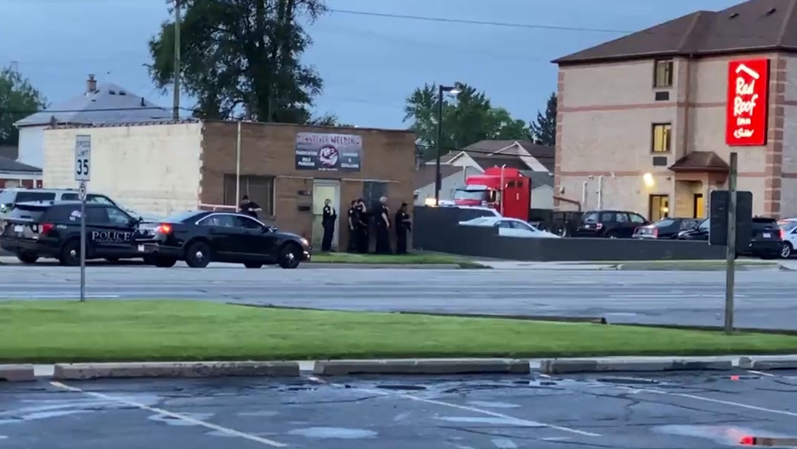 Hours-long police standoff at Wayne County Red Roof Inn ends with one person in custody