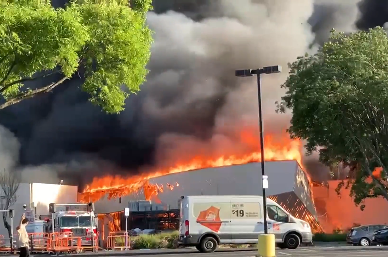 At around 5:30 p.m. Saturday, a large plume of thick, black smoke was seen rising from the building on the 900 block of Blossom Hill Road in South San Jose.