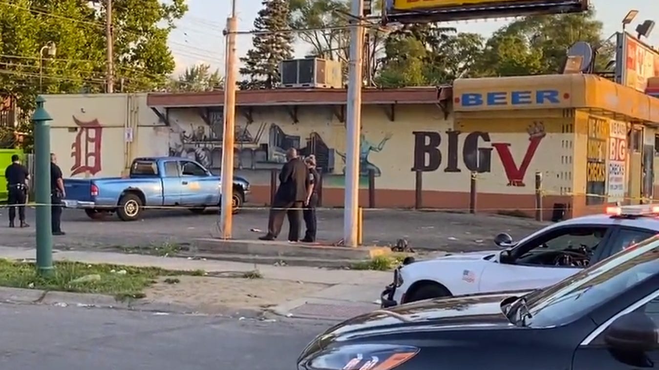 Argument between 2 men outside Detroit liquor store leads to shooting, suspect on the run: police