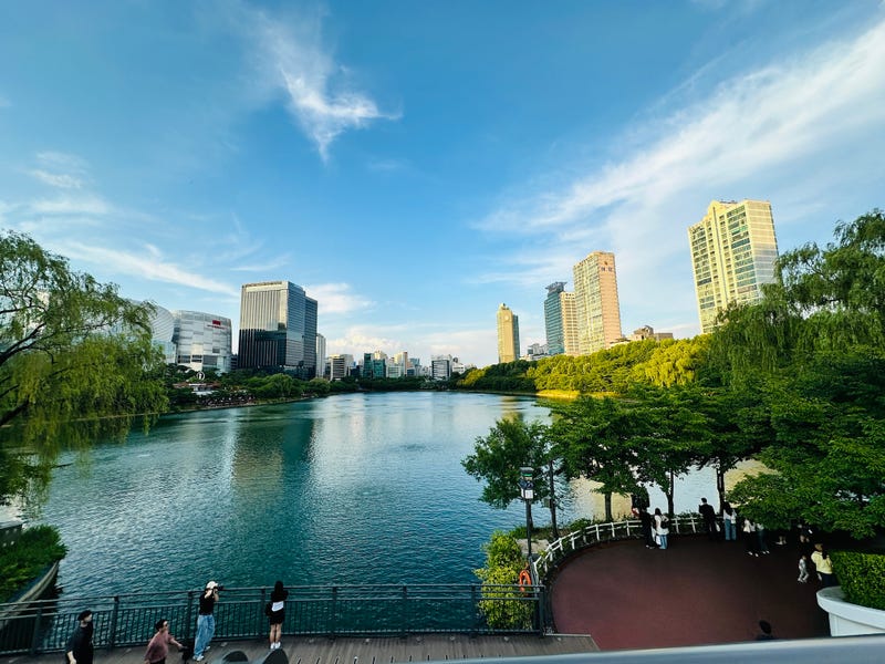 Seokchon Lake Park Lotte World Tower