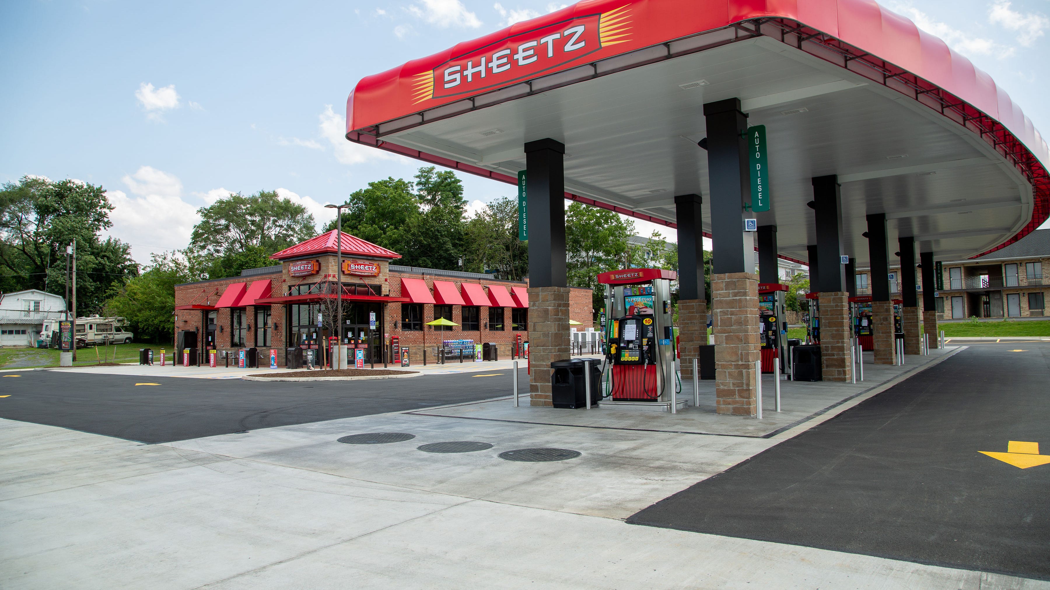 Gas station chain vows to lowering prices to $3.99 through July 4th Weekend