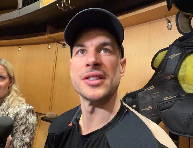 Sidney Crosby look in locker room