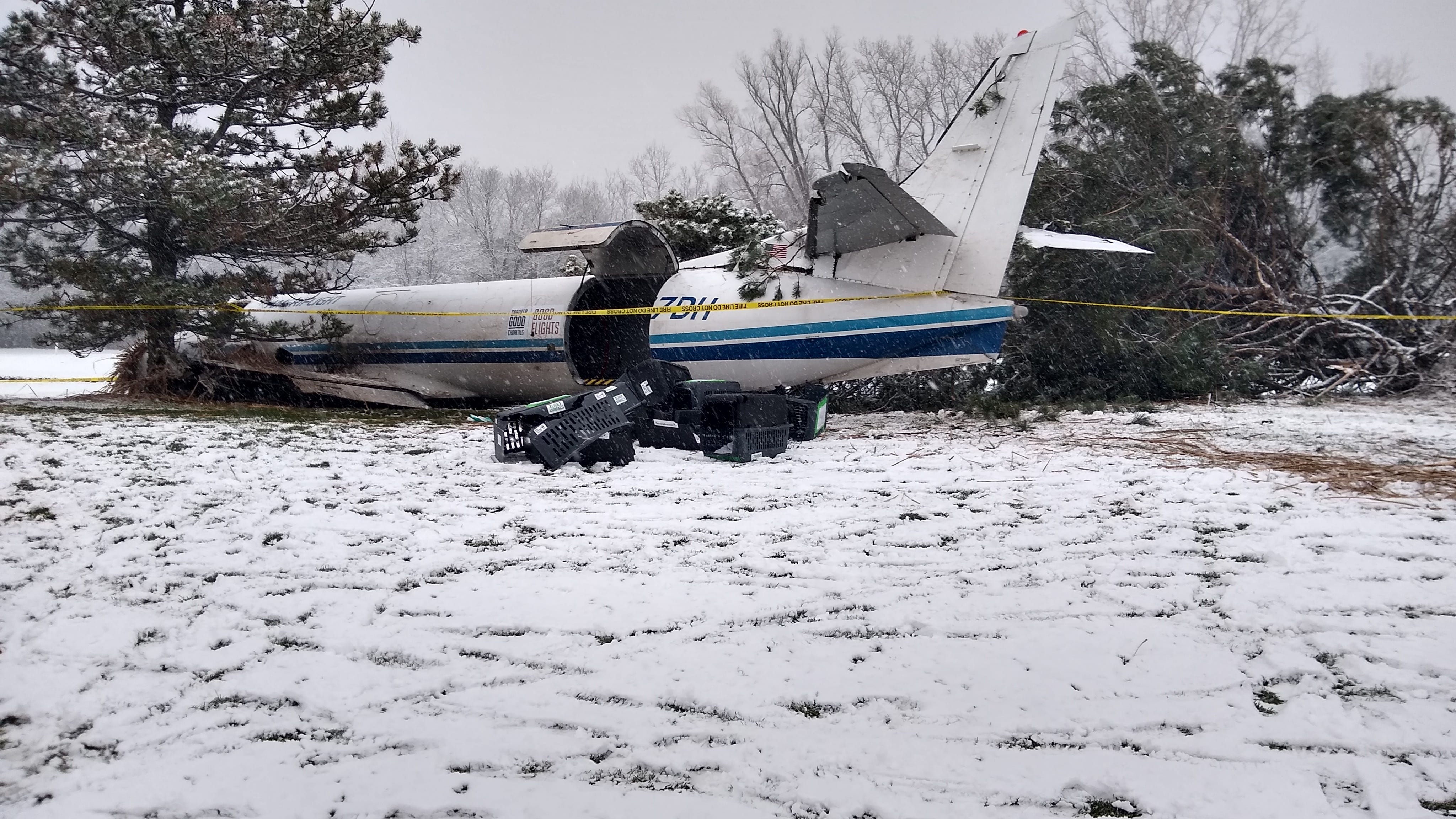 3 people, over 50 rescue dogs OK after plane crash lands in Wisconsin