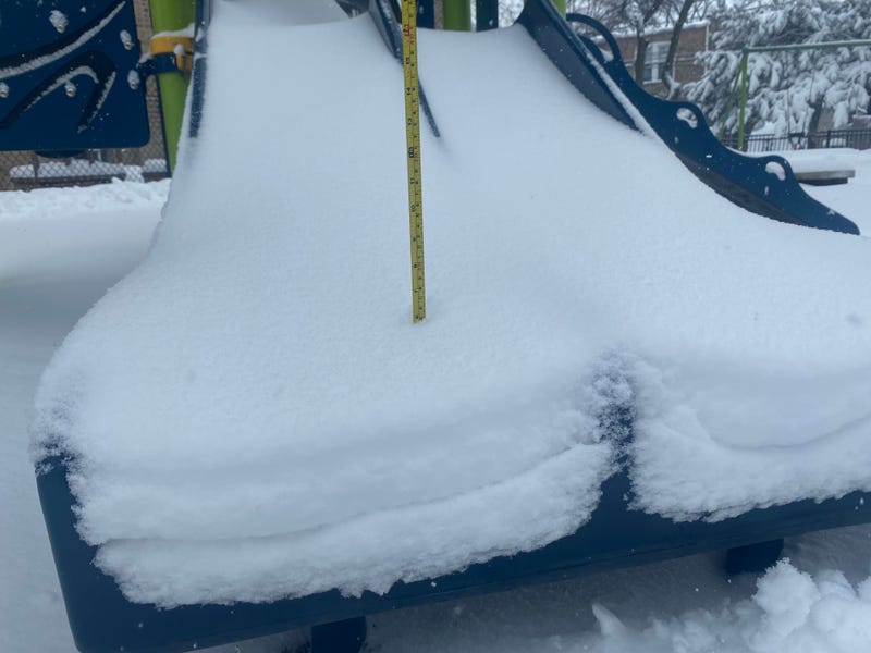 Heavy snow rolls into Chicago; 6 to 7 inches reported overnight