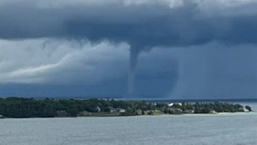 Massive waterspout spotted over Lake Huron, near the Mackinac Bridge [PHOTO]