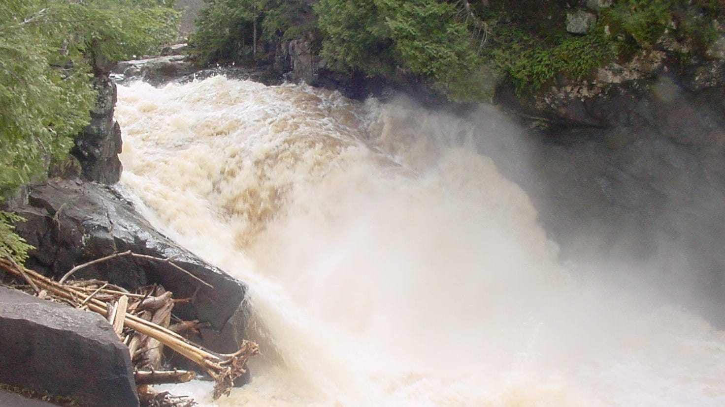 Man falls off cliff, dies while hiking in Michigan's Upper Peninsula