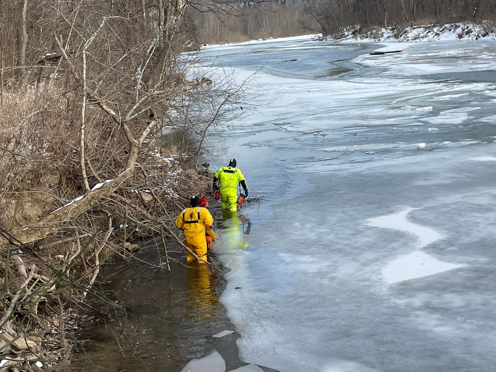 Helicopter crashes into Missouri's frigid Meramec River