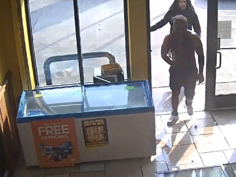 Suspects entering Detroit liquor store
