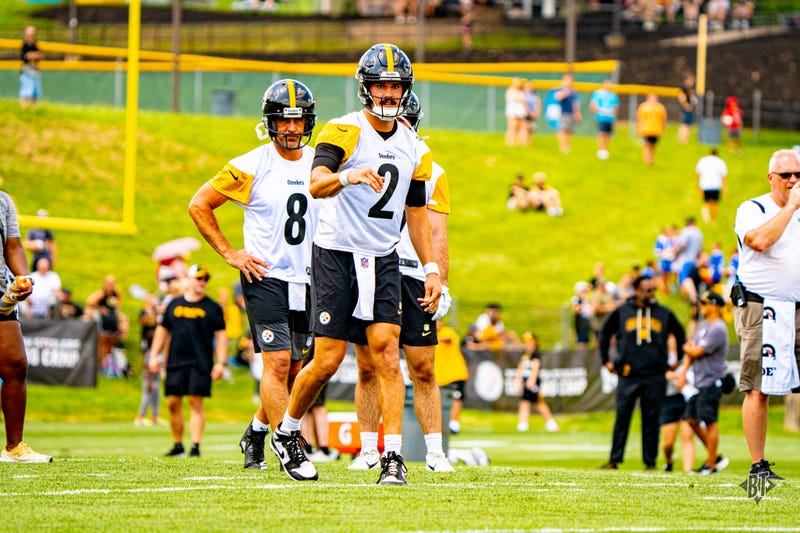 Aaron Rodgers and Mason Rudolph at training camp