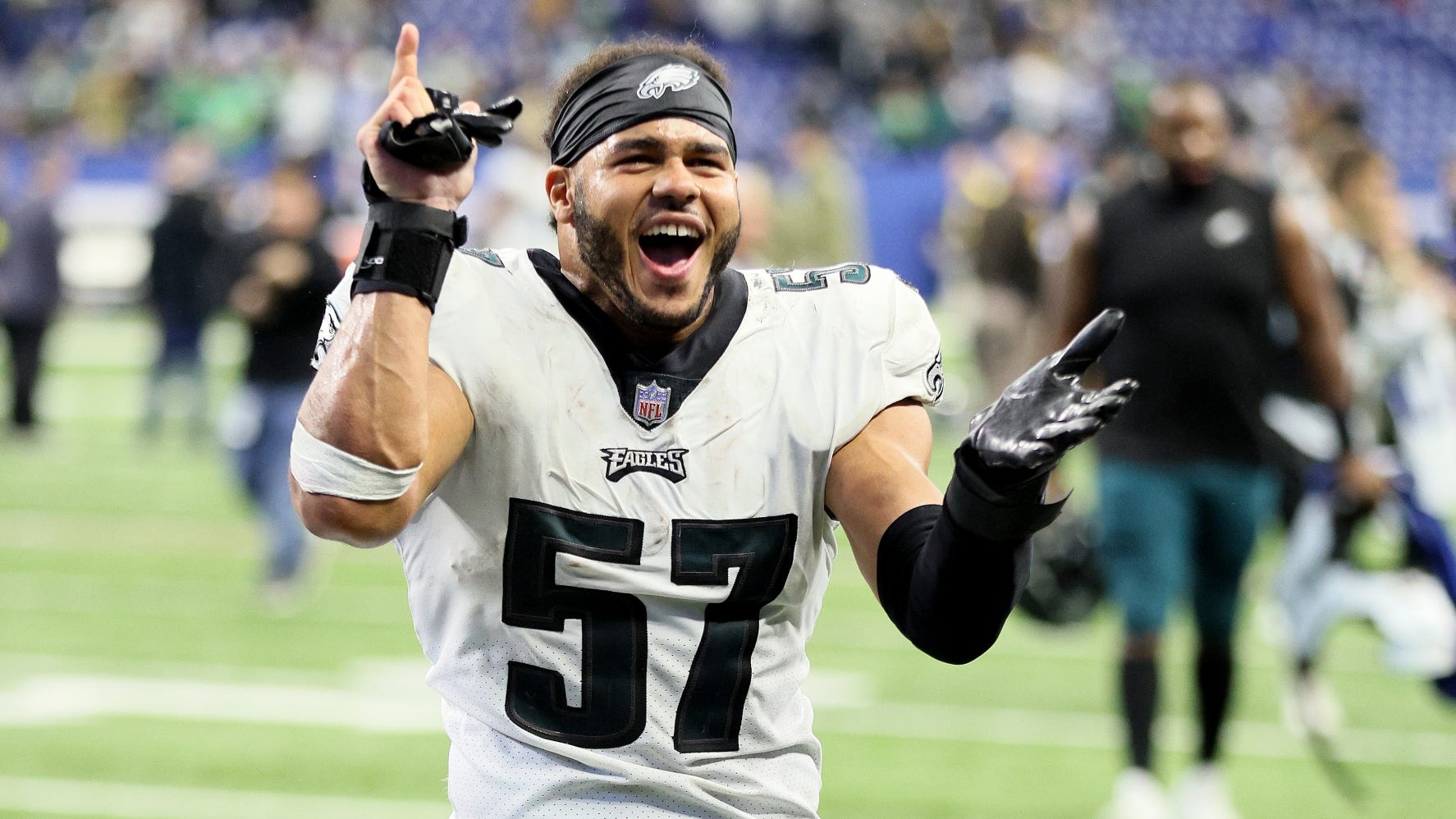 Linebacker T.J. Edwards signs 3-year deal with Bears