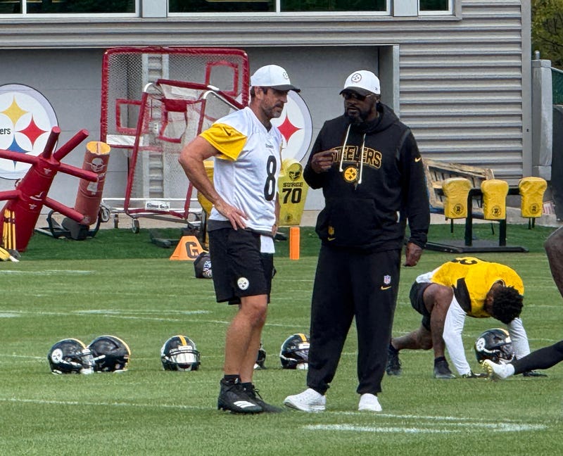Mike Tomlin and Aaron Rodgers at practice