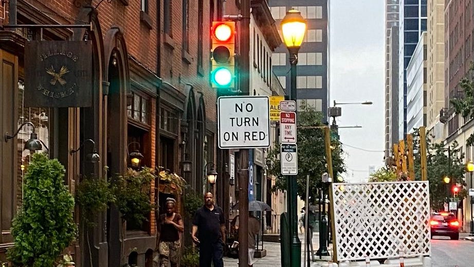  ‘Ancient’ traffic light in Center City gives drivers mixed signals