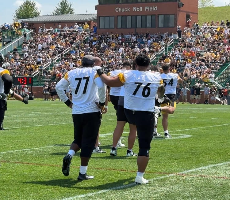 Broderick Jones and Troy Fautanu stretching at St. Vincent College
