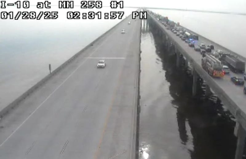 18-wheeler plunges into lake from I-10 Twin Span: report