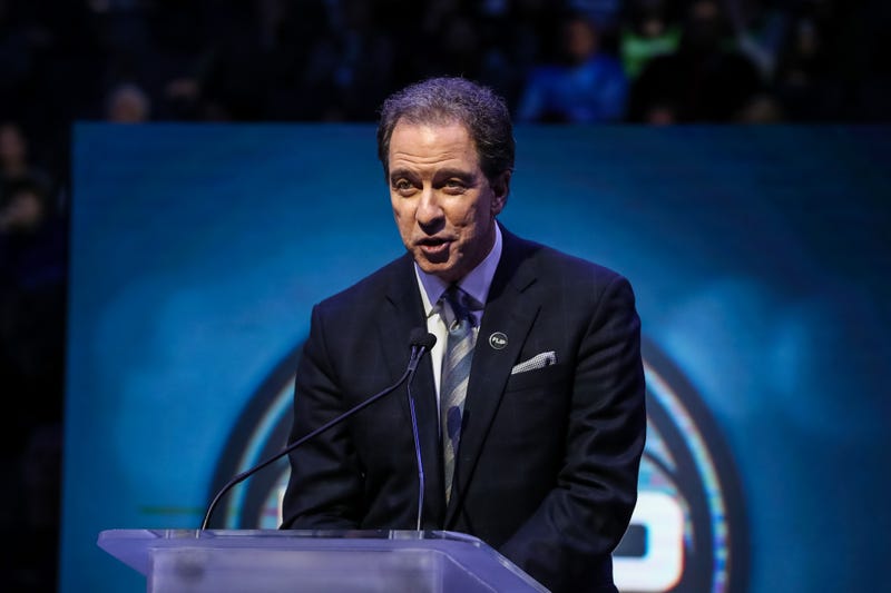 Sports broadcaster Kevin Harlan speaks to a crowd.