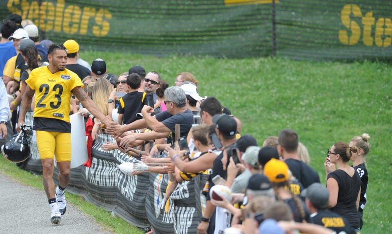 Joe Haden w fans at Steelers camp