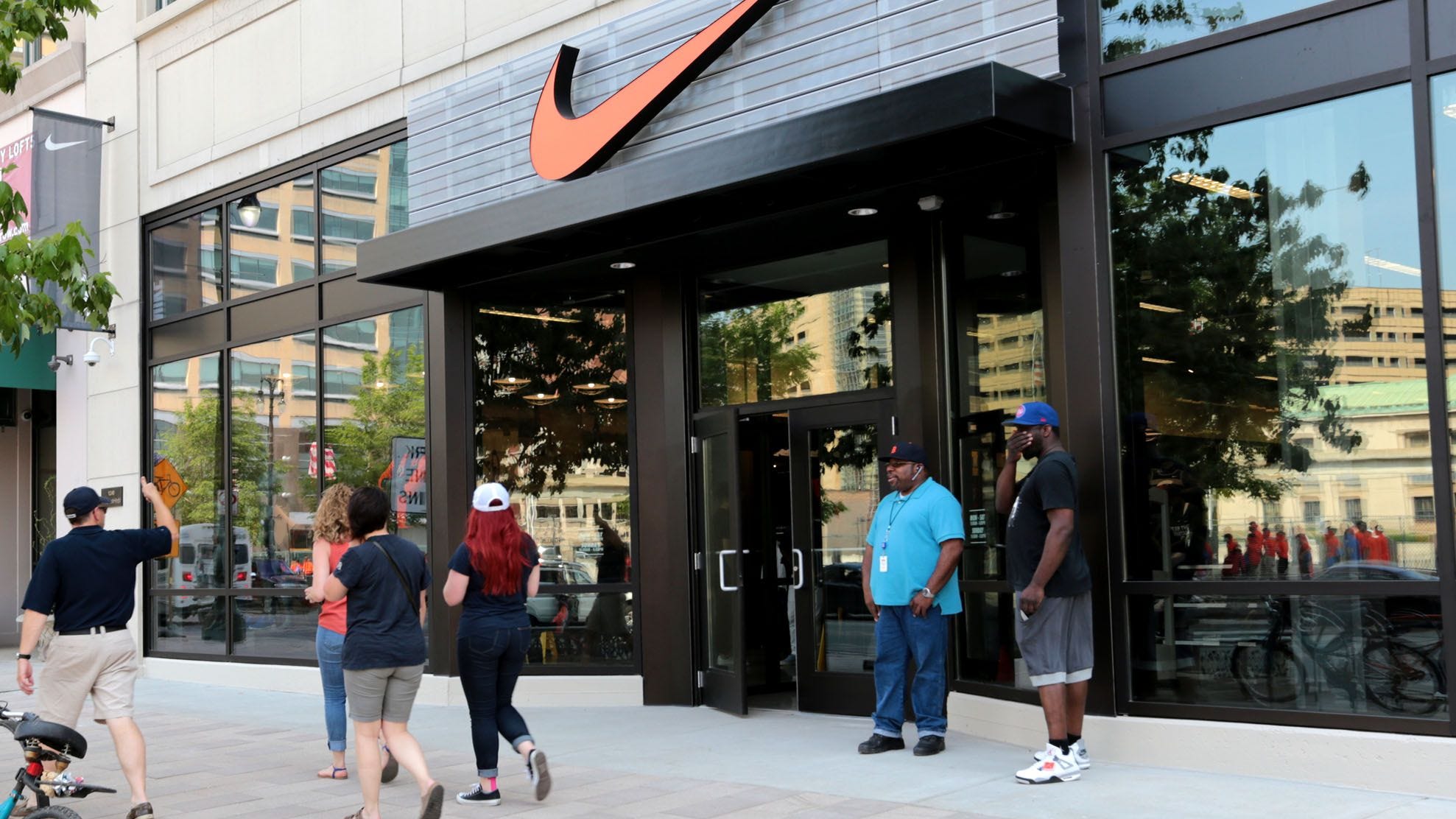 MSP trooper needs stitches after chasing, tackling suspect on who allegedly stole from Nike store on Woodward