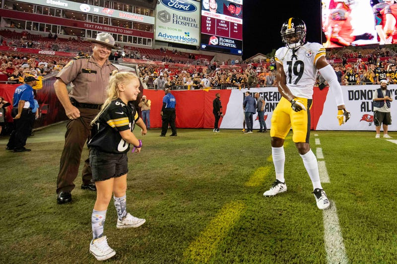 JuJu Smith-Schuster dancing with a fan