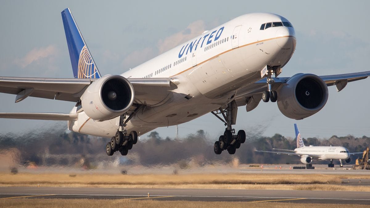 WATCH: Passengers applaud and cheer for pilot who safely lands Boeing amid engine failure