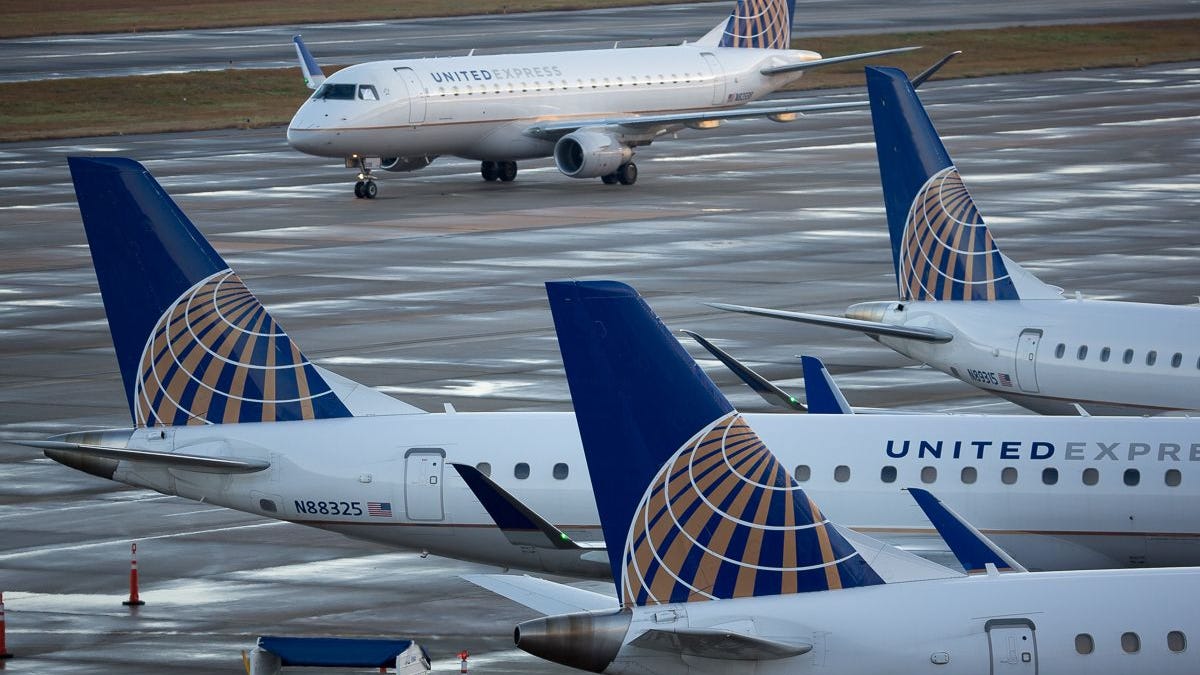 2 major US airlines will require employees to get COVID-19 vaccinations