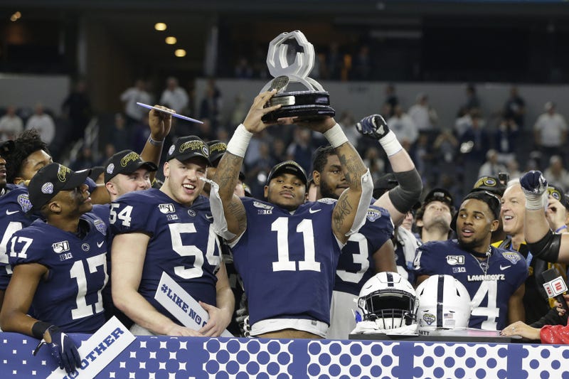 Micah Parsons holds up trophy in Penn State uniform