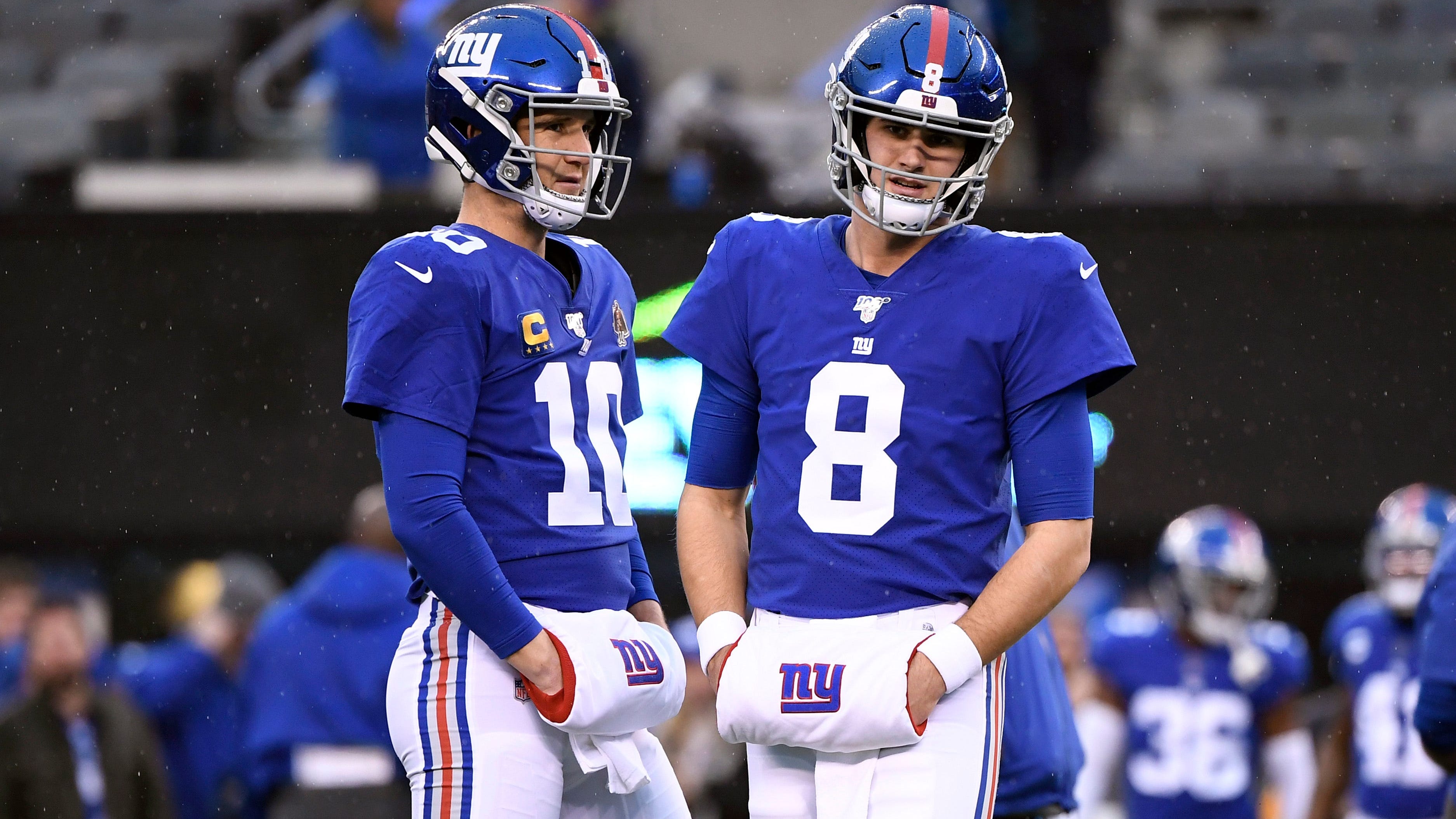 Eli Manning gave Daniel Jones 'a little pep talk' before playoff debut