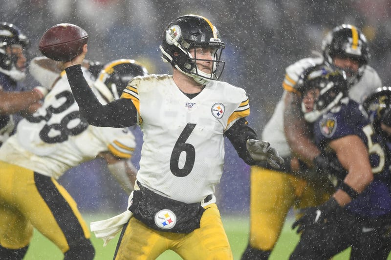 Devlin Hodges playing in the rain with the Pittsburgh Steelers