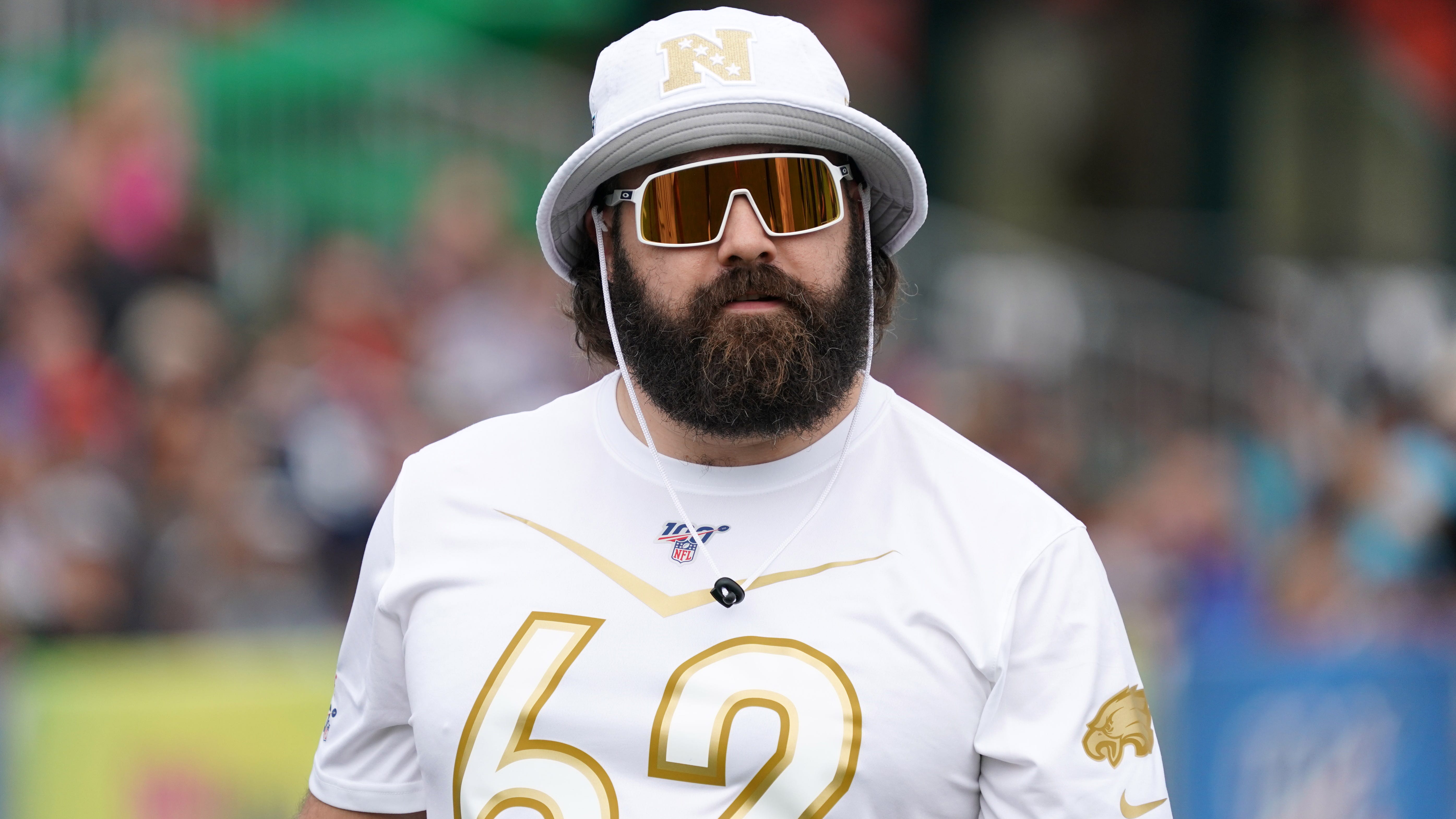 Kelce plays bartender, helps raise $100K for Eagles Autism Foundation